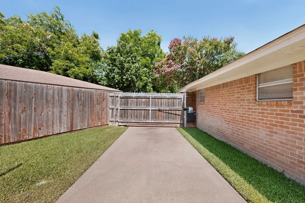 1702 Surrey Circle Grand Prairie TX 75050
