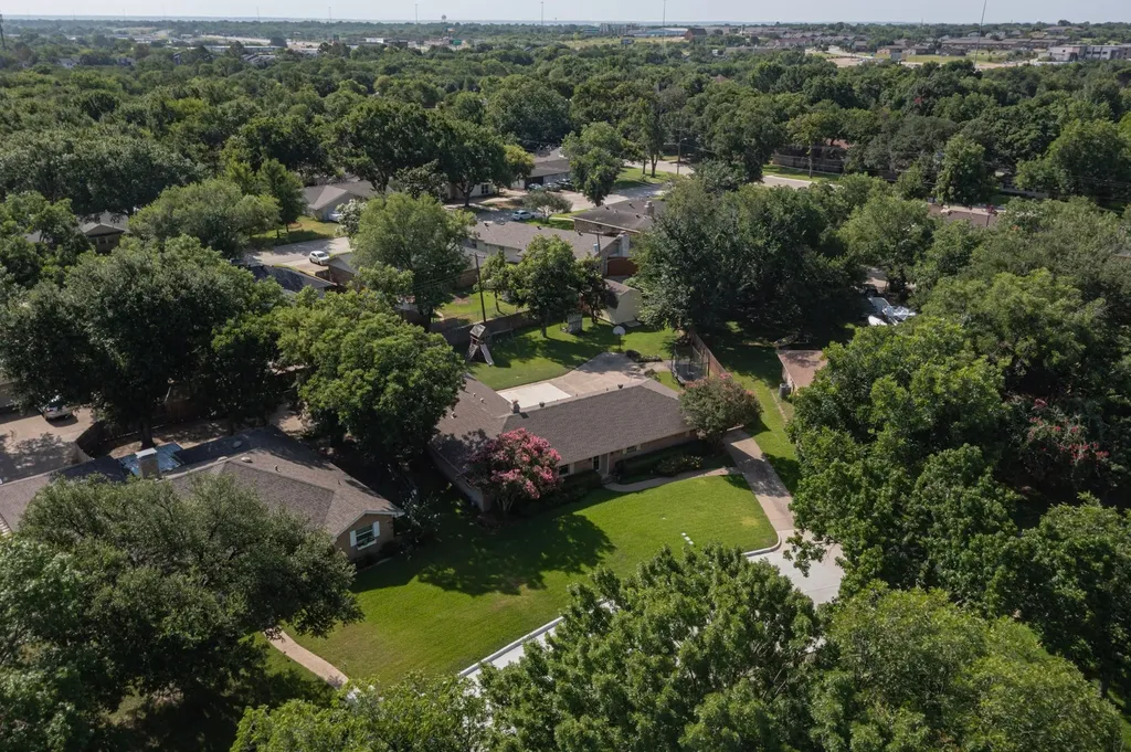 1702 Surrey Circle Grand Prairie TX 75050