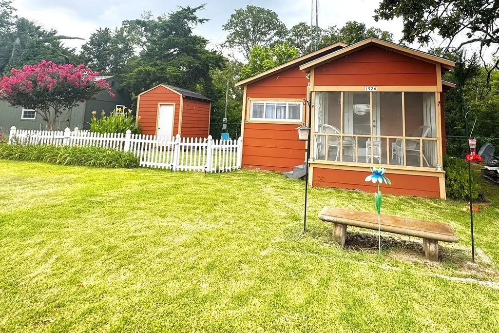 1926 Private Road 3344 Greenville TX 75402