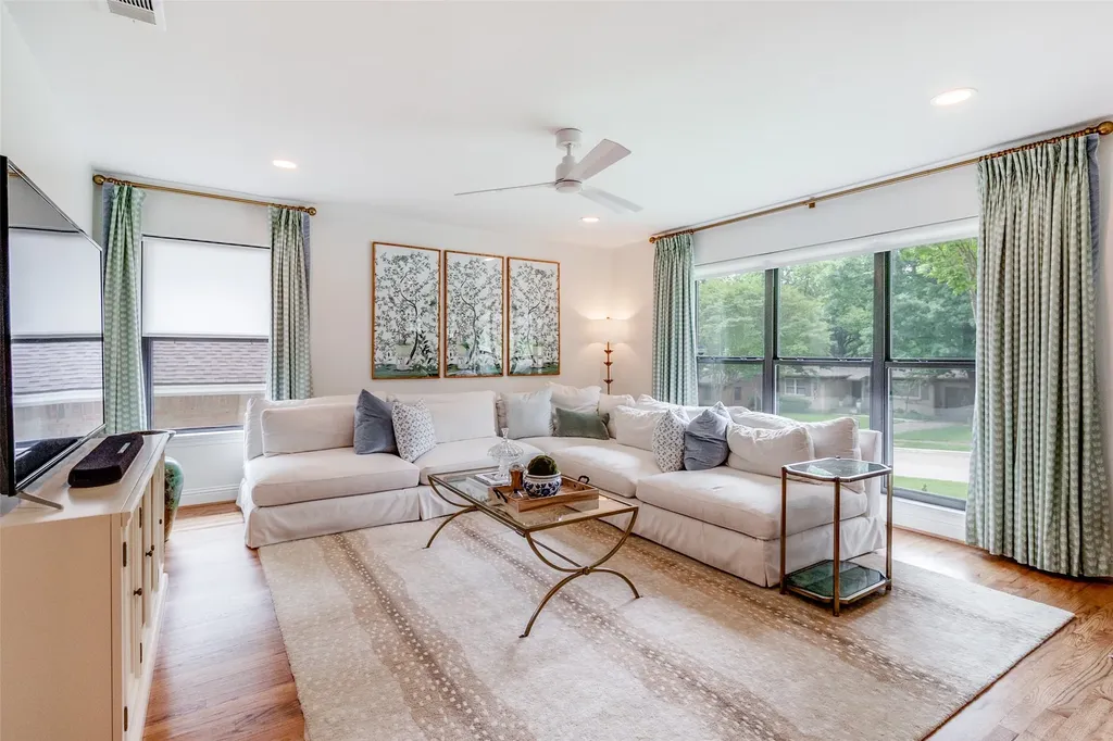 876 Berkinshire Drive Dallas TX 75218