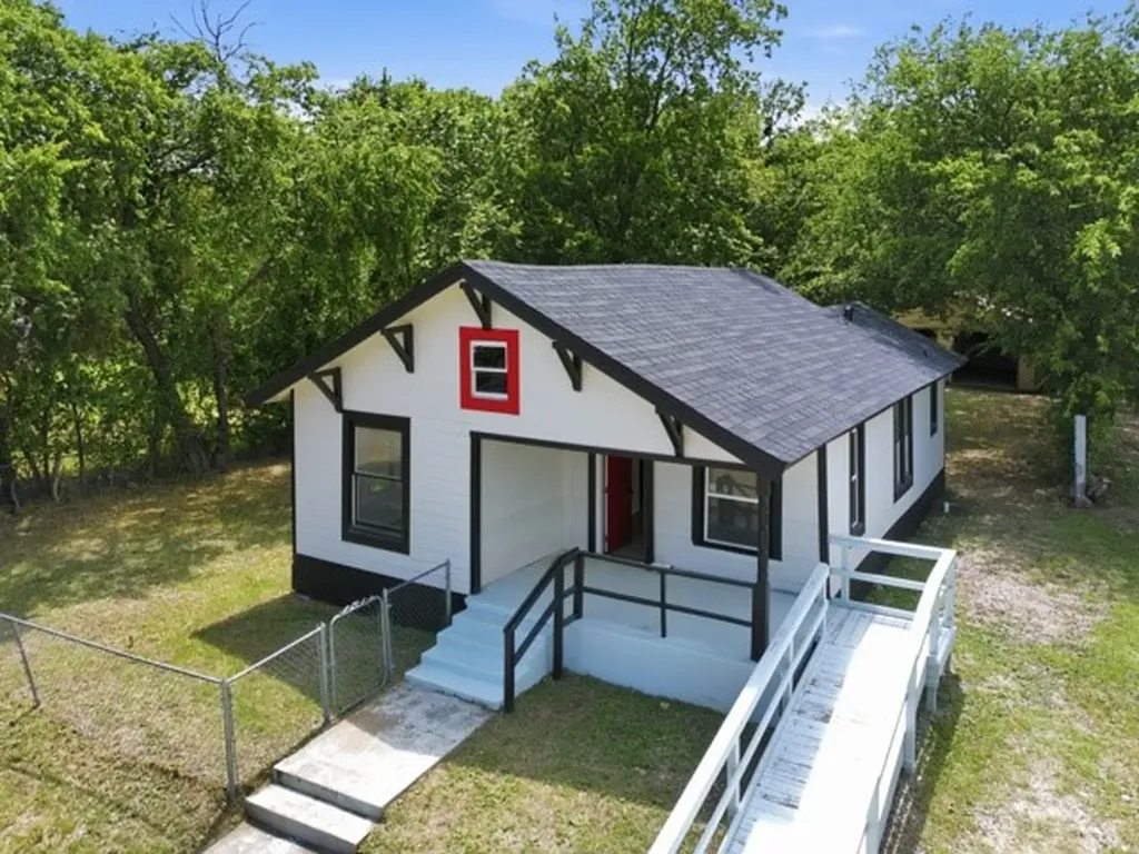 910 Loney Street Fort Worth TX 76104
