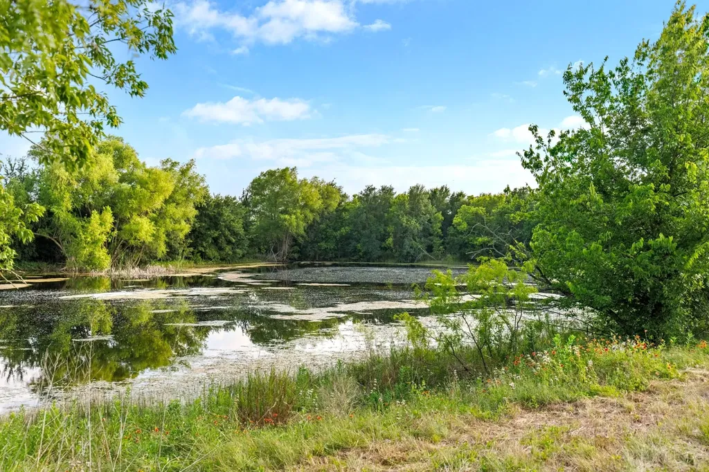 3005 Us Highway 77 Lott TX 76656