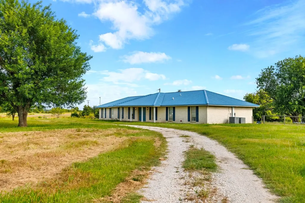 3005 Us Highway 77 Lott TX 76656