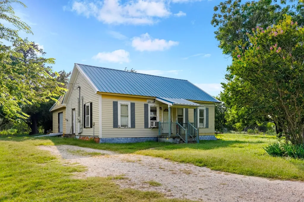 3005 Us Highway 77 Lott TX 76656