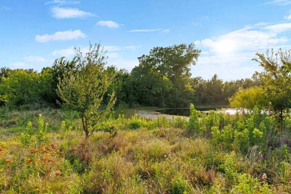 3005 Us Highway 77 Lott TX 76656