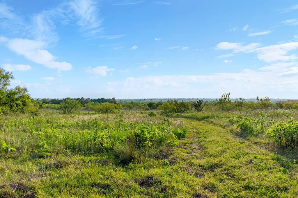 3005 Us Highway 77 Lott TX 76656