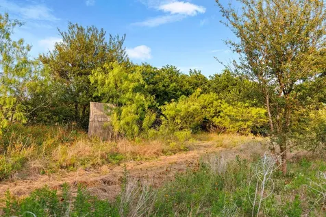 3005 Us Highway 77 Lott TX 76656