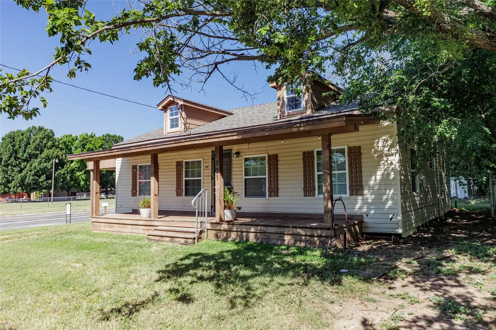 101 N Hubbard Street Alvord TX 76225