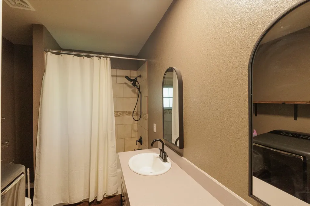 101 N Hubbard Street Alvord TX 76225