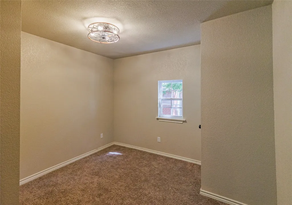 101 N Hubbard Street Alvord TX 76225