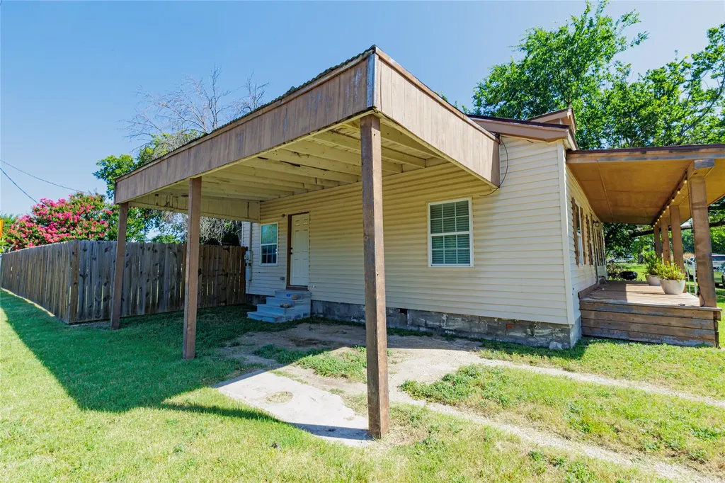 101 N Hubbard Street Alvord TX 76225