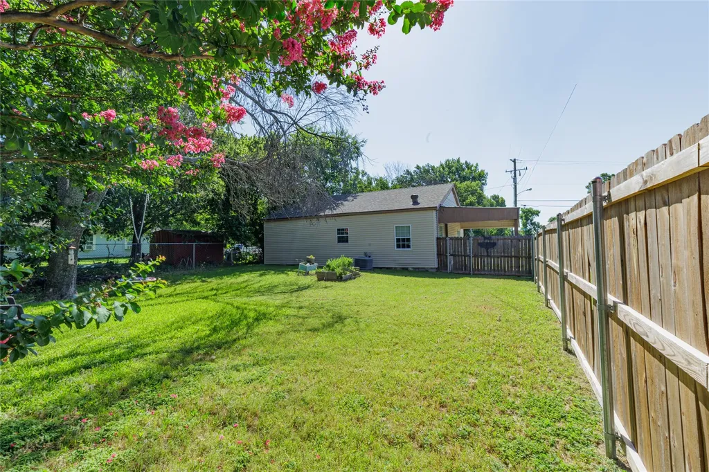 101 N Hubbard Street Alvord TX 76225