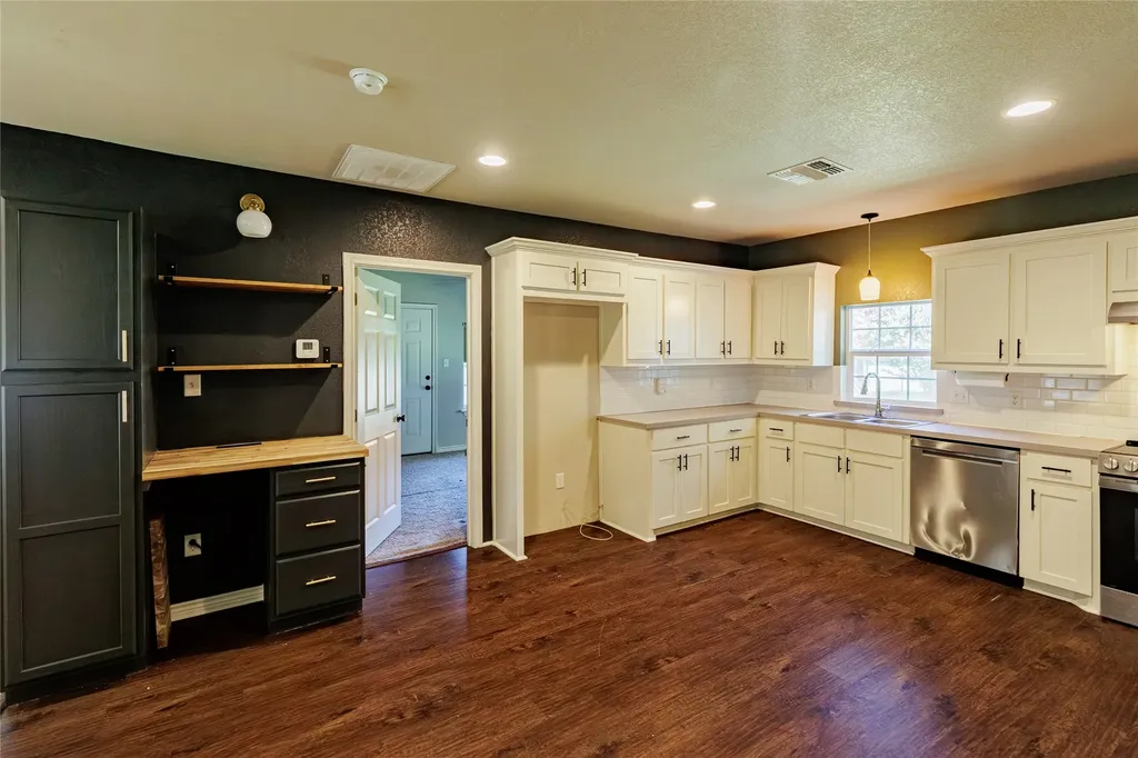 101 N Hubbard Street Alvord TX 76225