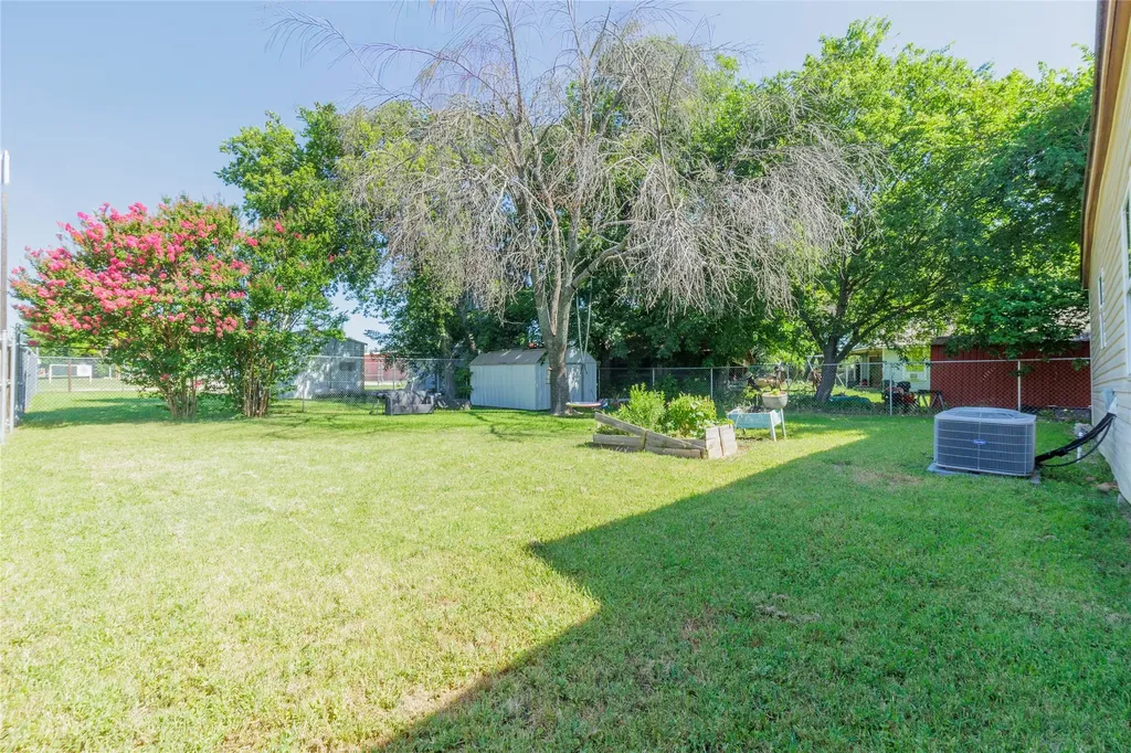 101 N Hubbard Street Alvord TX 76225