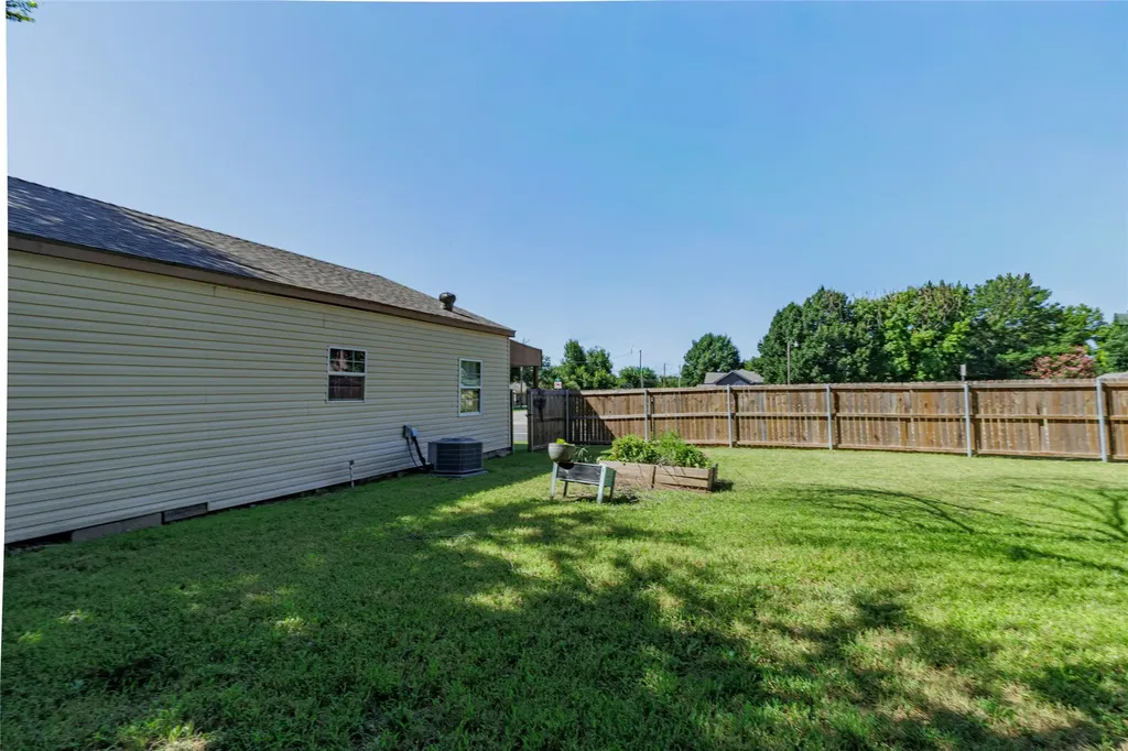 101 N Hubbard Street Alvord TX 76225