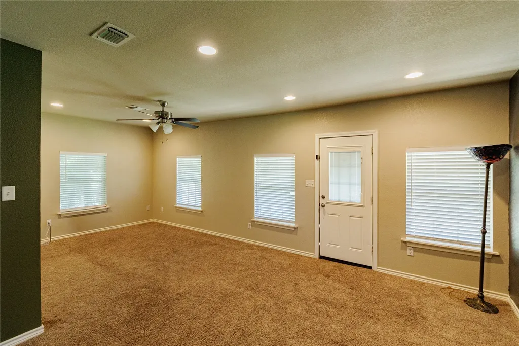 101 N Hubbard Street Alvord TX 76225