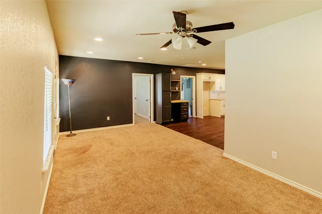 101 N Hubbard Street Alvord TX 76225