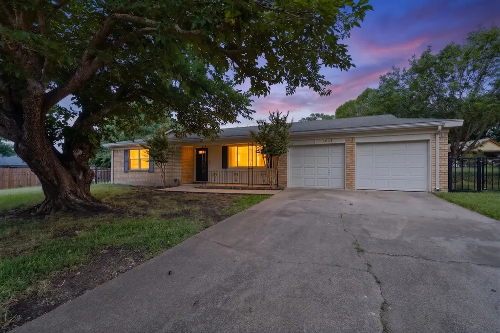 1016 Sproles Drive Benbrook TX 76126