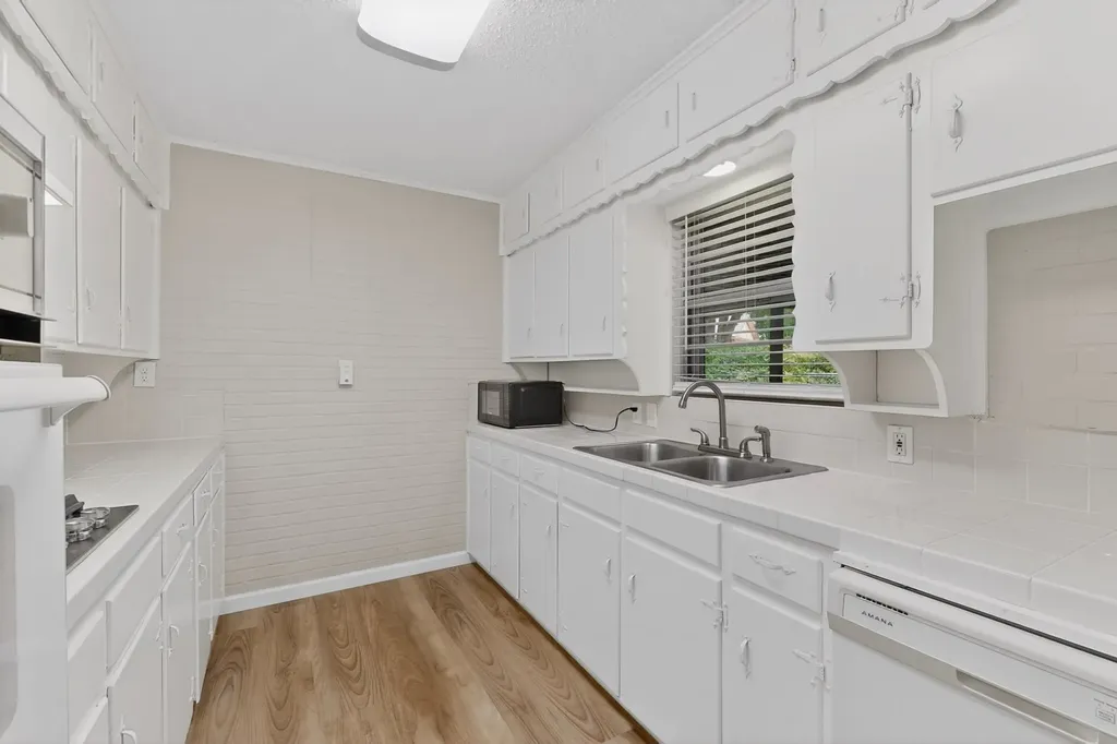 1016 Sproles Drive Benbrook TX 76126