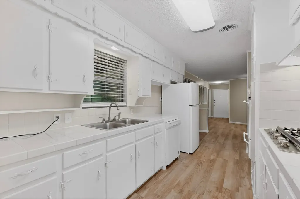 1016 Sproles Drive Benbrook TX 76126