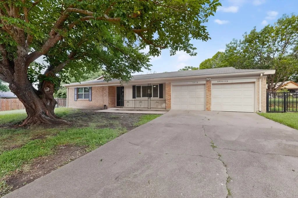 1016 Sproles Drive Benbrook TX 76126