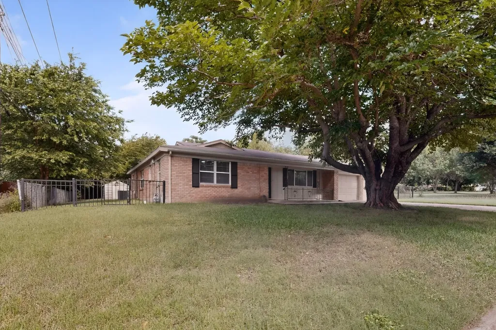 1016 Sproles Drive Benbrook TX 76126
