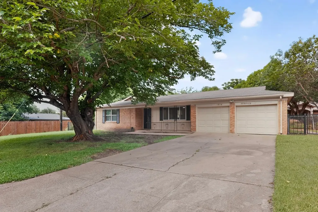1016 Sproles Drive Benbrook TX 76126