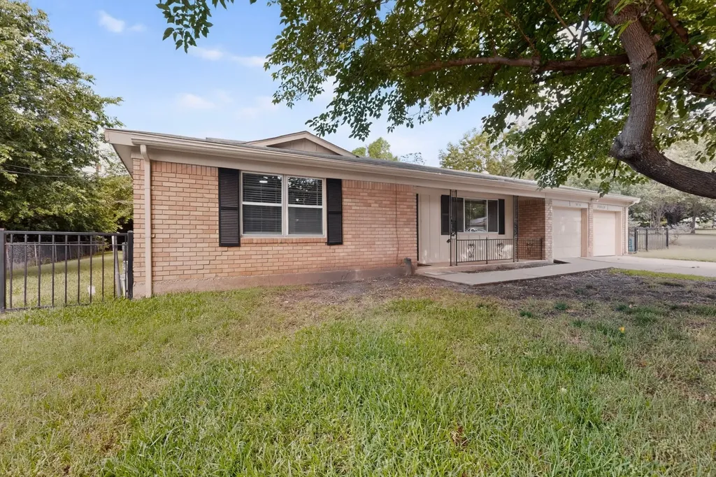 1016 Sproles Drive Benbrook TX 76126