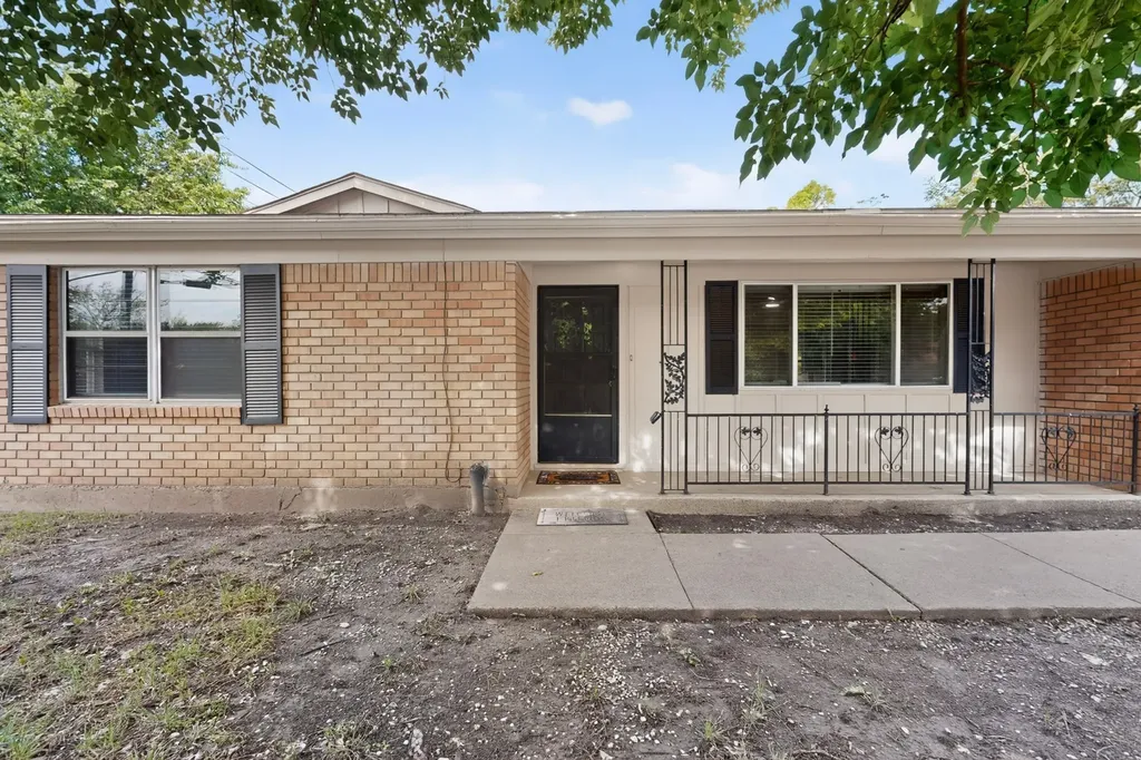 1016 Sproles Drive Benbrook TX 76126