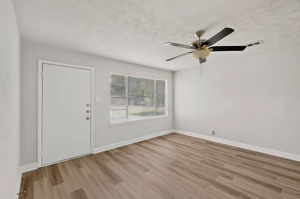 5573 Burton Avenue Fort Worth TX 76119