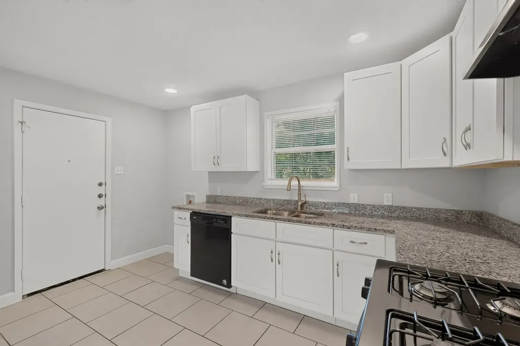5573 Burton Avenue Fort Worth TX 76119