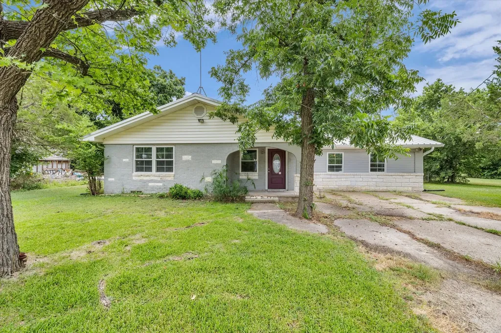 610 E Limestone Avenue Mart TX 76664