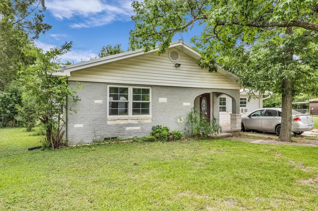 610 E Limestone Avenue Mart TX 76664