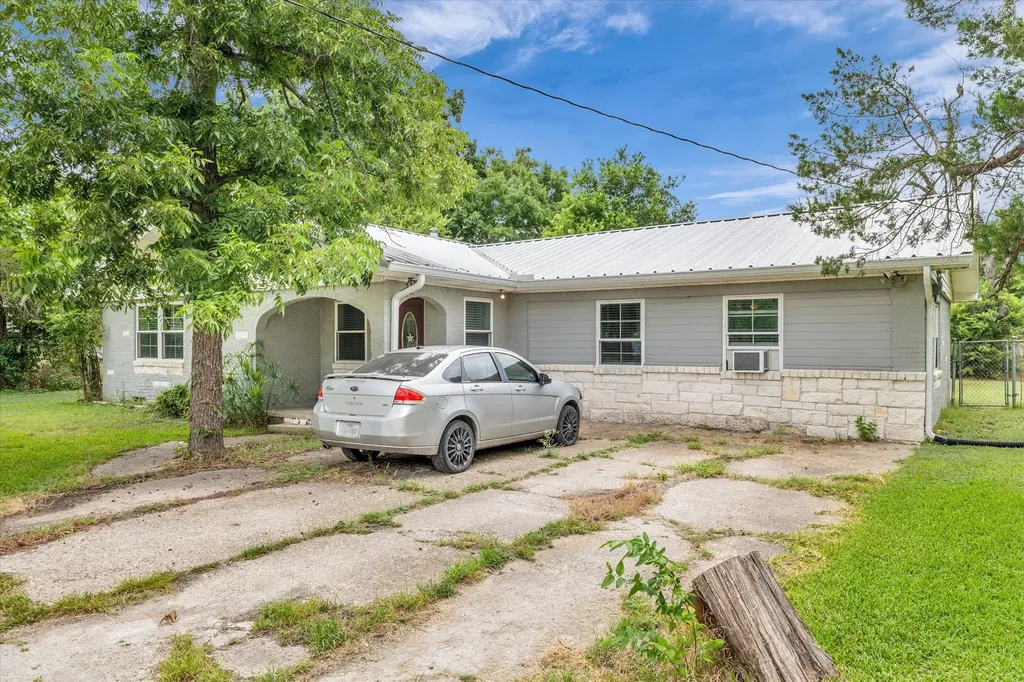 610 E Limestone Avenue Mart TX 76664