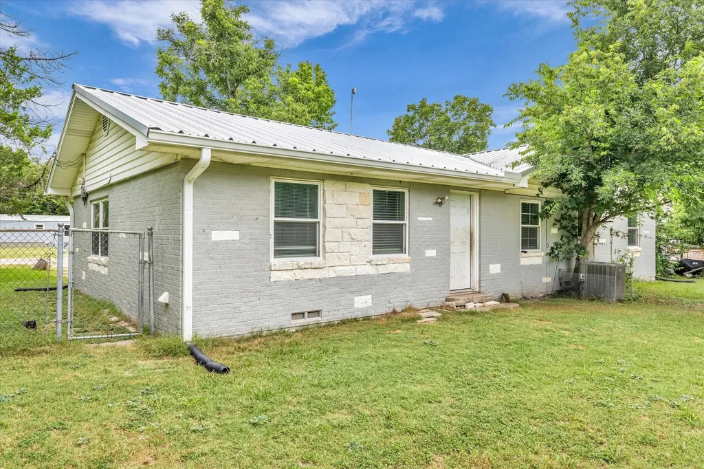 610 E Limestone Avenue Mart TX 76664