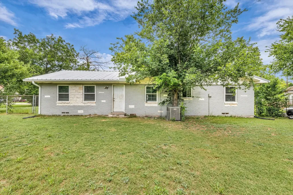 610 E Limestone Avenue Mart TX 76664