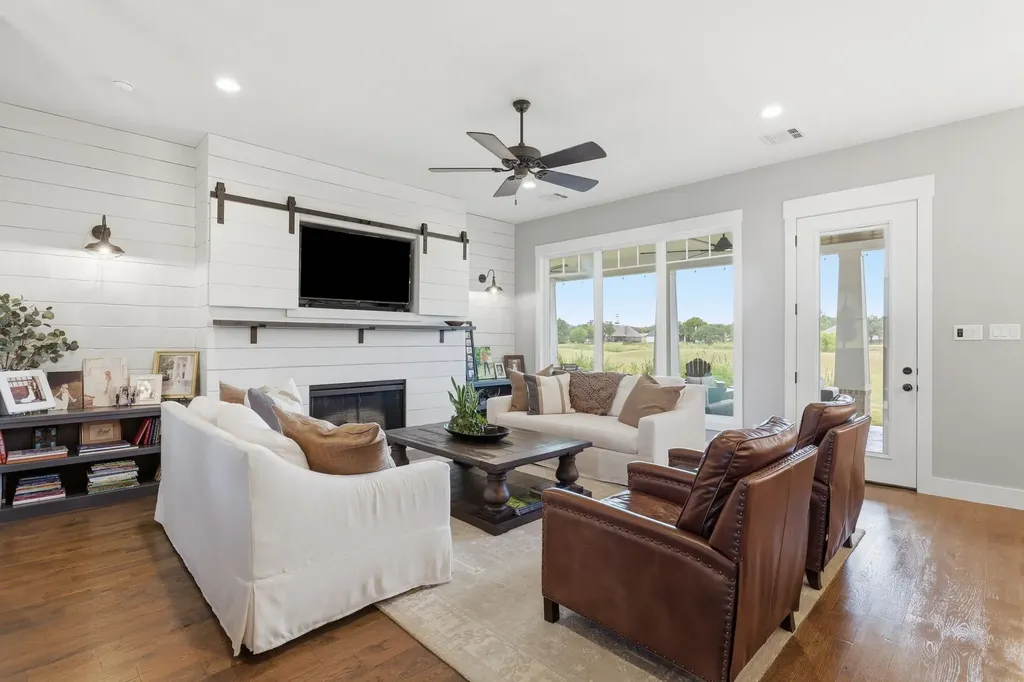 533 S Sugartree Drive Lipan TX 76462