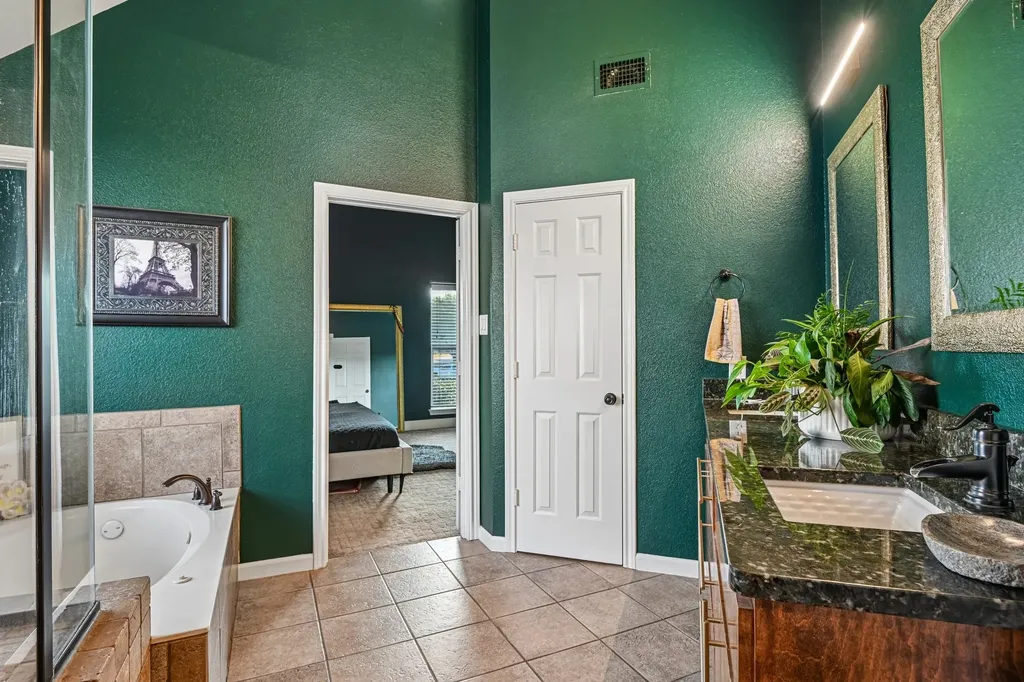 2204 Wembley Wood Lane Bedford TX 76022