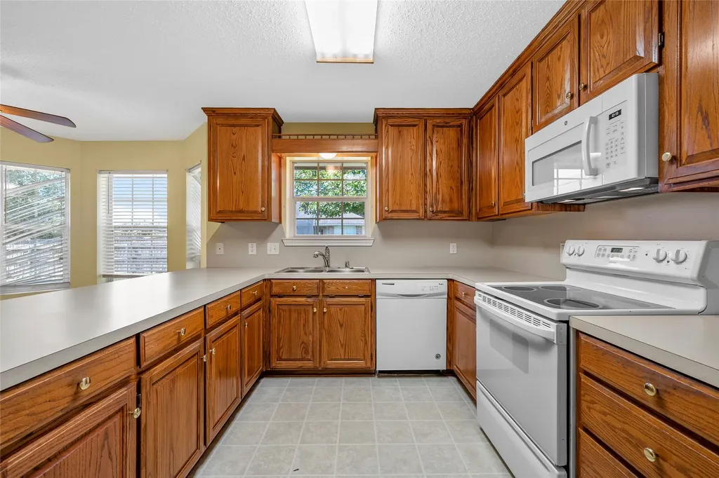 100 W Jade Drive Hewitt TX 76643