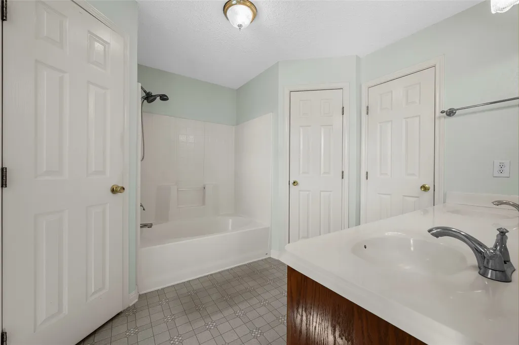 100 W Jade Drive Hewitt TX 76643