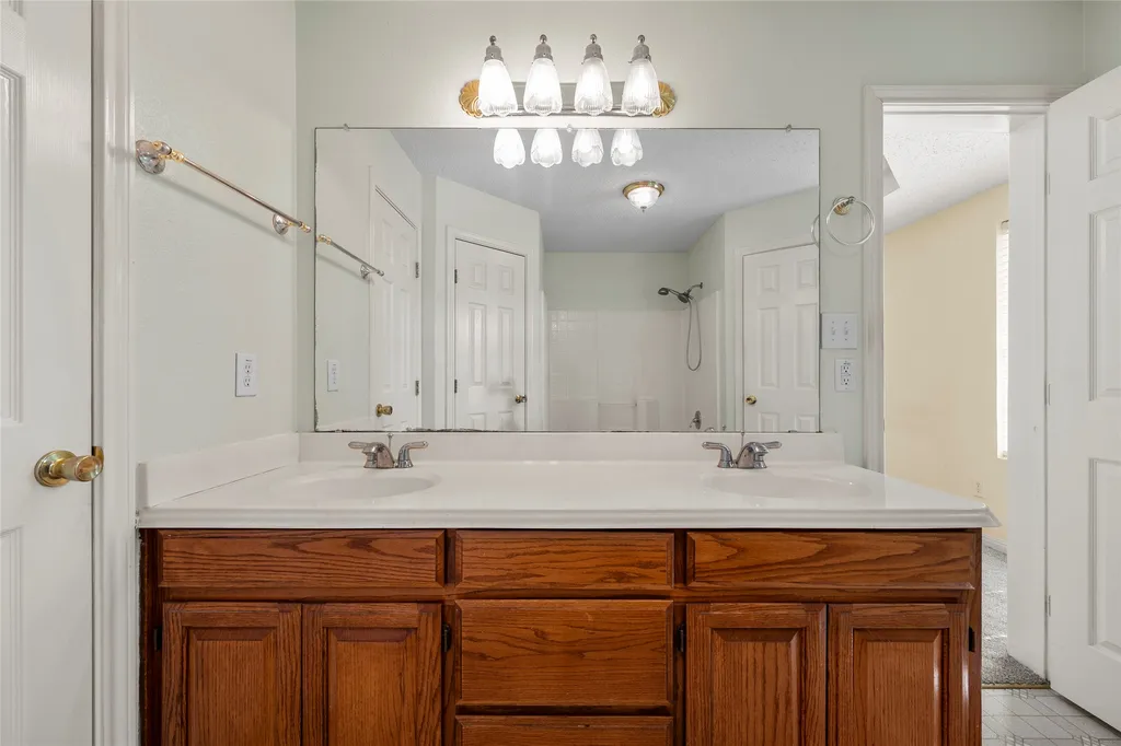 100 W Jade Drive Hewitt TX 76643