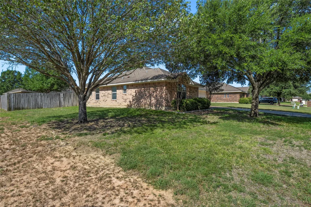 100 W Jade Drive Hewitt TX 76643