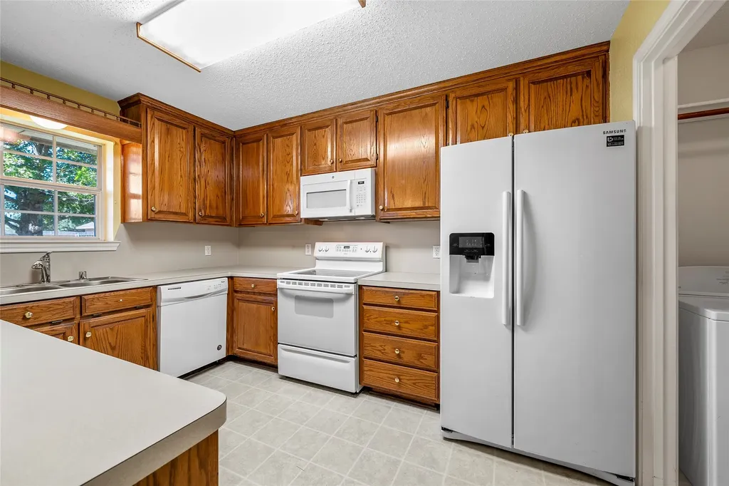 100 W Jade Drive Hewitt TX 76643