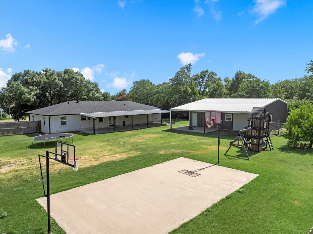 525 W 7th Street Crawford TX 76638