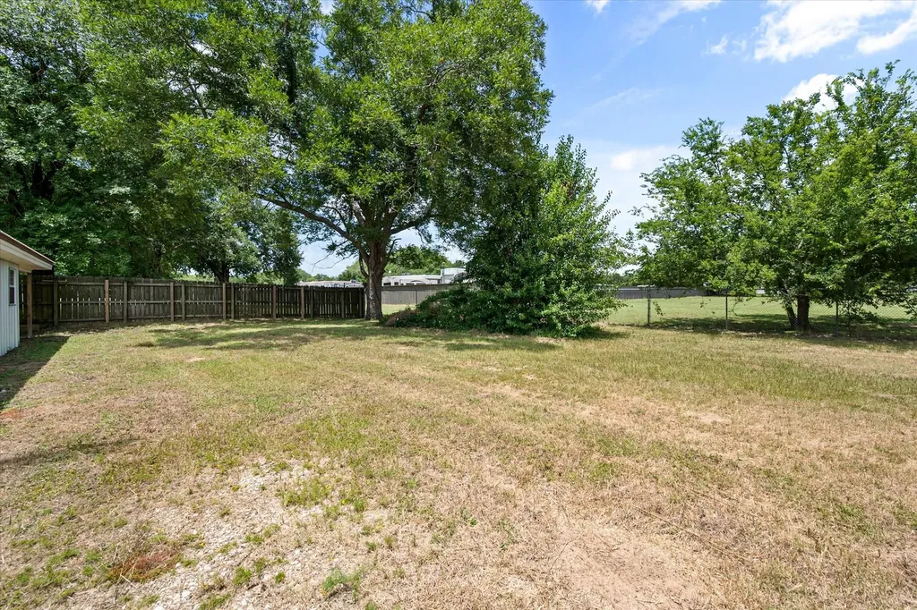 1016 E Commerce Street Fairfield TX 75840