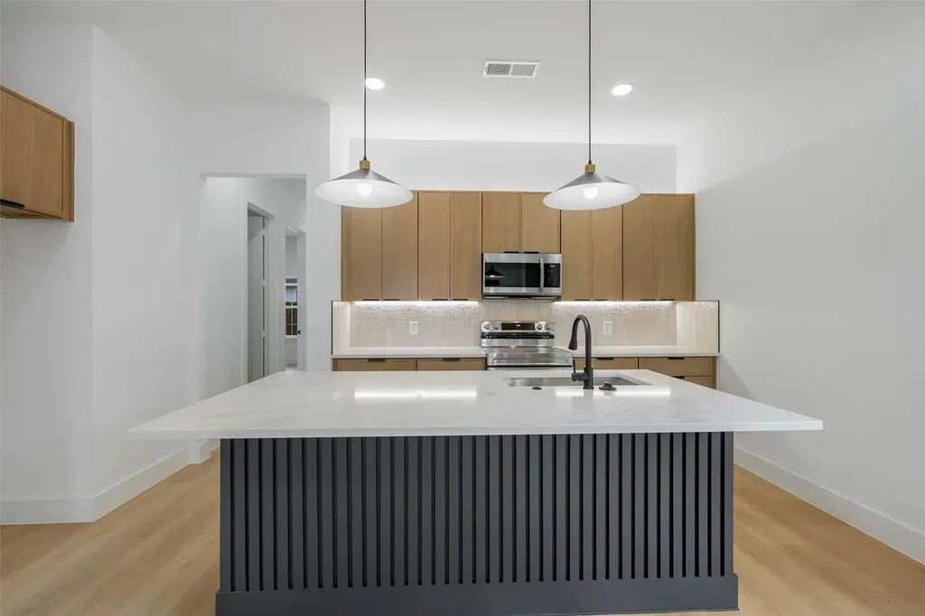 2555 Hooper Street Dallas TX 75215