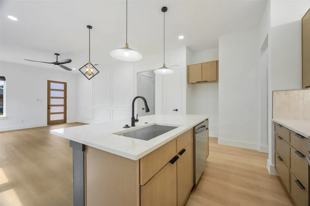2555 Hooper Street Dallas TX 75215