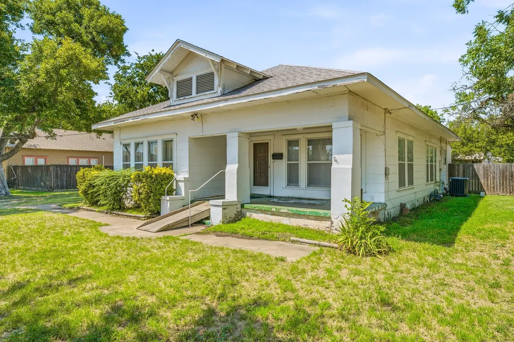 648 N Belknap Street Stephenville TX 76401