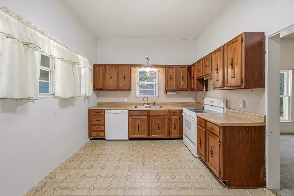 648 N Belknap Street Stephenville TX 76401