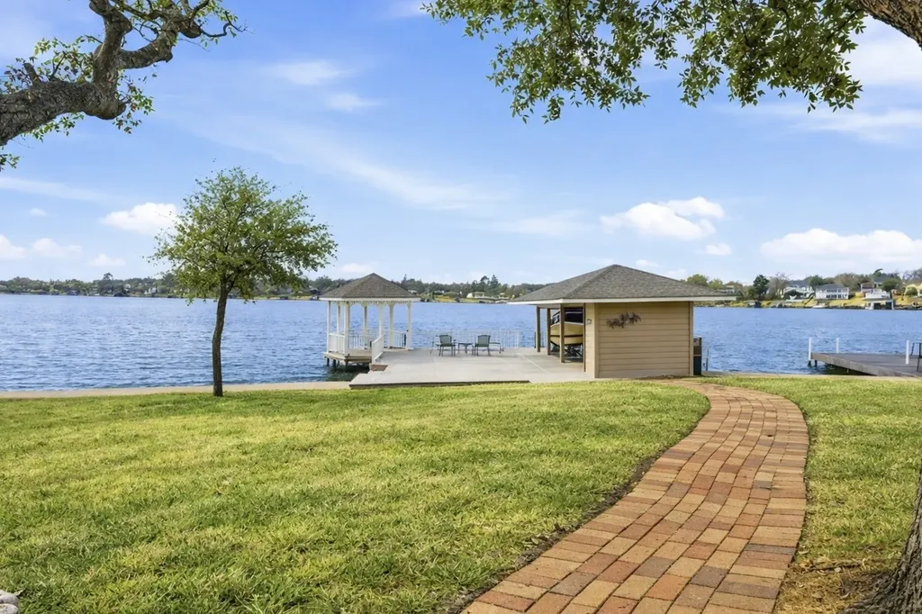 143 Blackfoot Trail Lake Kiowa TX 76240